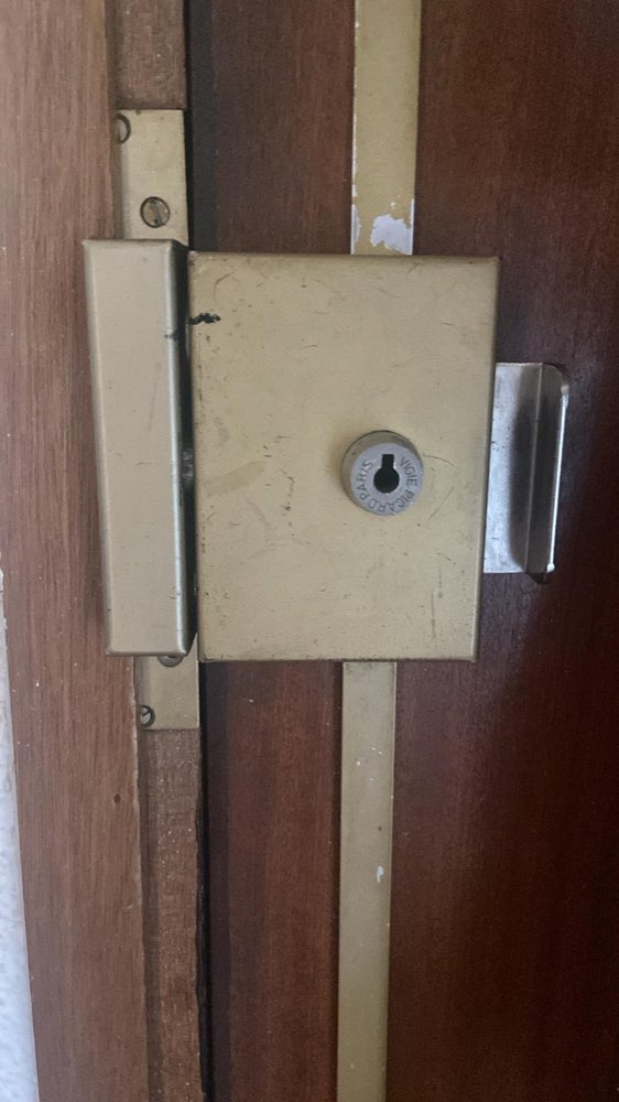 Cerradura de sobreponer instalada